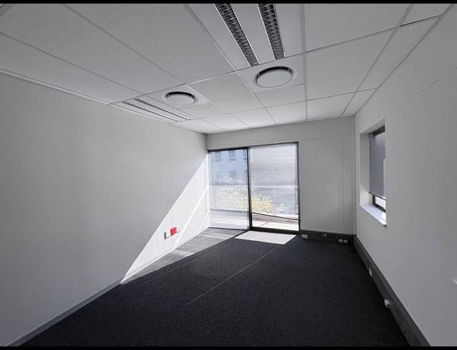 32M² SERVICED OFFICE TO LET IN VORNA VALLEY